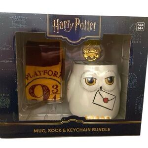 Harry Potter Gift Set 20 oz Owl Mug Platform 9 3/4 Socks Gold Keychain NIB